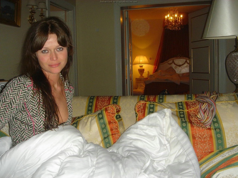 Ублажает его минетом по-домашнему 8 фото Ублажает его минетом по-домашнему 8 фото