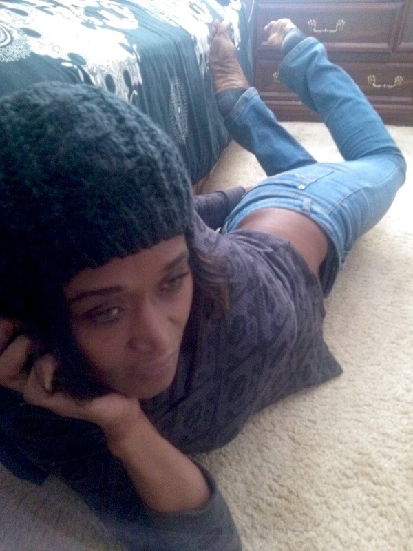 Черная мамочка в чулках мастурбирует на кровати 17 фото Черная мамочка в чулках мастурбирует на кровати 17 фото