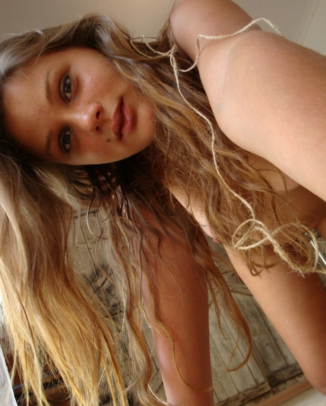 Извращенка издевается над своими стоячими сосками 16 фото Извращенка издевается над своими стоячими сосками 16 фото