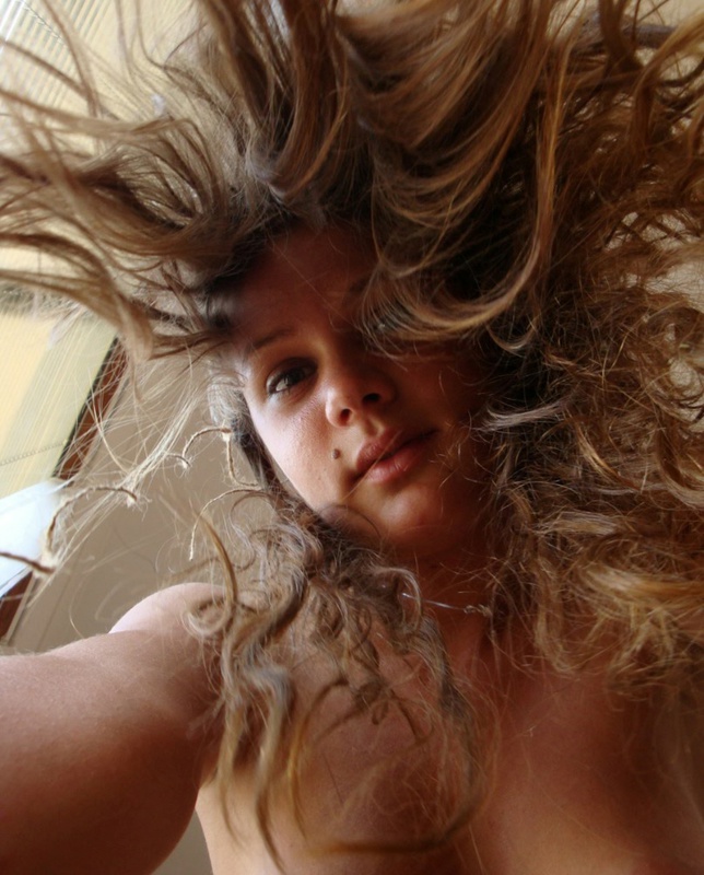 Извращенка издевается над своими стоячими сосками 15 фото Извращенка издевается над своими стоячими сосками 15 фото