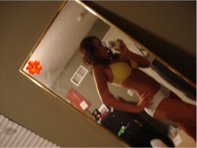 Домашние телочки в трусиках делают эро-селфи у зеркала 15 фото Домашние телочки в трусиках делают эро-селфи у зеркала 15 фото