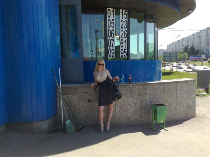 Русская туристка раздевается на улице во время путешествий 11 фото Русская туристка раздевается на улице во время путешествий 11 фото