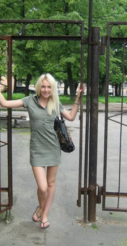 Длинноногая блондинка в заброшенном здании 1 фото Длинноногая блондинка в заброшенном здании 1 фото