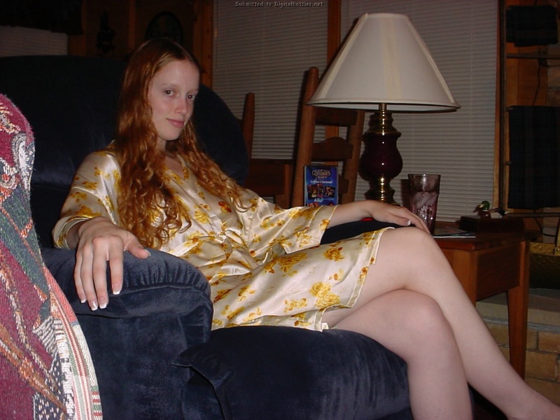 Рыжая девушка из деревни снимает халат и трахается с парнем 13 фото Рыжая девушка из деревни снимает халат и трахается с парнем 13 фото