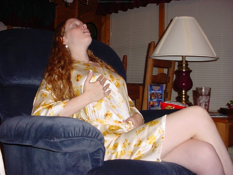 Рыжая девушка из деревни снимает халат и трахается с парнем 14 фото Рыжая девушка из деревни снимает халат и трахается с парнем 14 фото