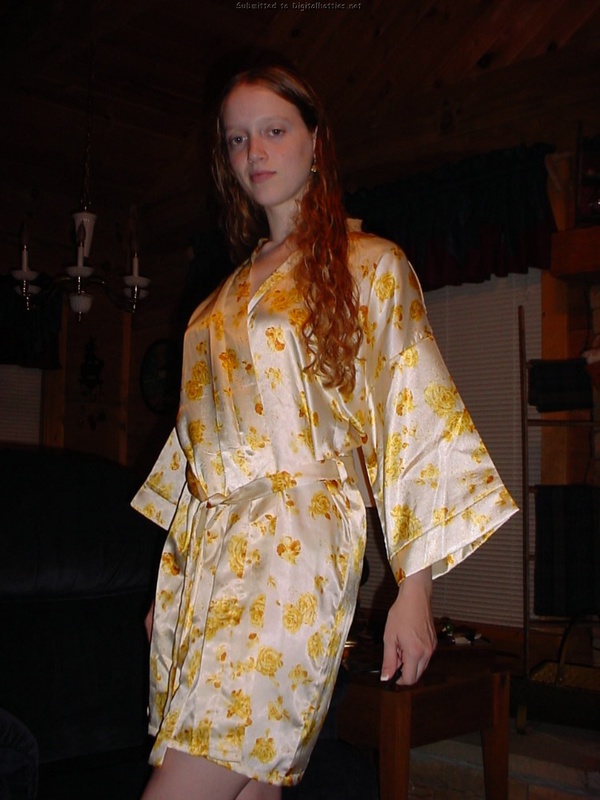 Рыжая девушка из деревни снимает халат и трахается с парнем 8 фото Рыжая девушка из деревни снимает халат и трахается с парнем 8 фото