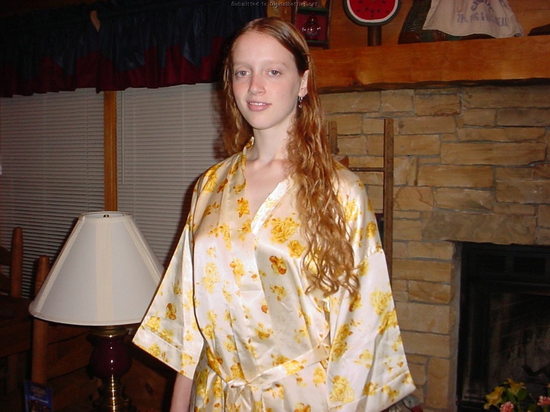 Рыжая девушка из деревни снимает халат и трахается с парнем 9 фото Рыжая девушка из деревни снимает халат и трахается с парнем 9 фото