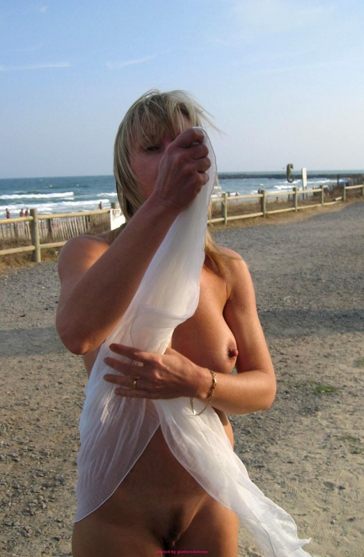 Муж снимал на камеру пошлое поведение жены в отеле и на пляже 26 фото Муж снимал на камеру пошлое поведение жены в отеле и на пляже 26 фото