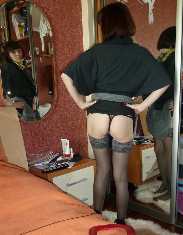 Стройная девушка в стрингах позирует перед камерой и хвастается своей дыркой 4 фото Стройная девушка в стрингах позирует перед камерой и хвастается своей дыркой 4 фото