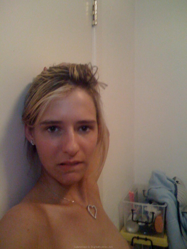 Незамужняя Марина позирует себе на уме 13 фото Незамужняя Марина позирует себе на уме 13 фото