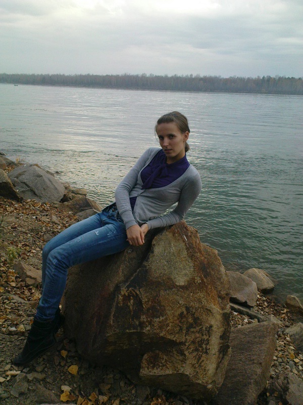 Голая девушка стоит дома у компьютера 8 фото Голая девушка стоит дома у компьютера 8 фото