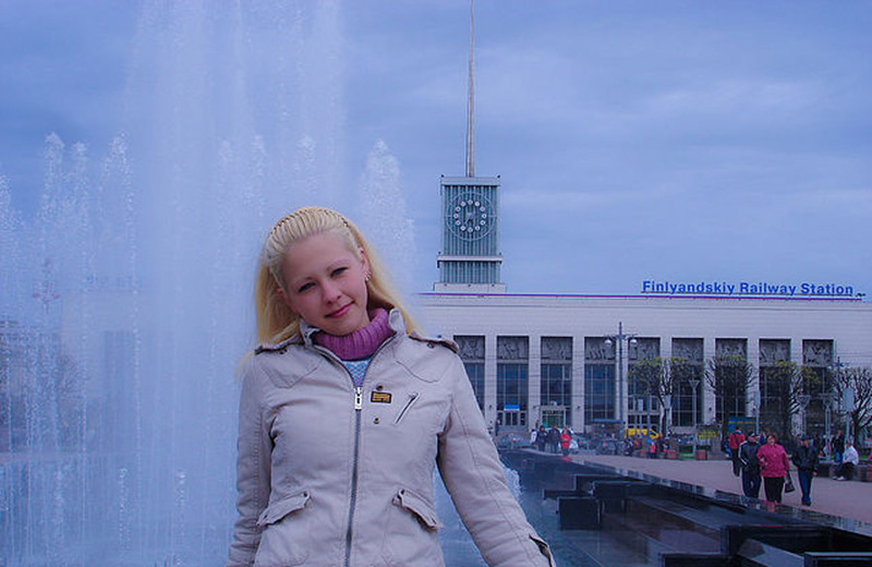 Молодая блондинка сидит, раздвинув ноги на белой кровати 2 фото Молодая блондинка сидит, раздвинув ноги на белой кровати 2 фото