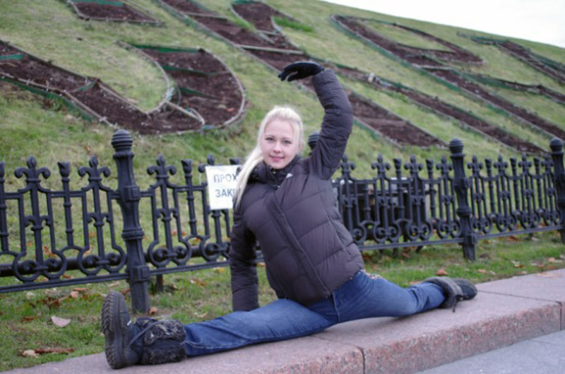 Молодая блондинка сидит, раздвинув ноги на белой кровати 4 фото Молодая блондинка сидит, раздвинув ноги на белой кровати 4 фото