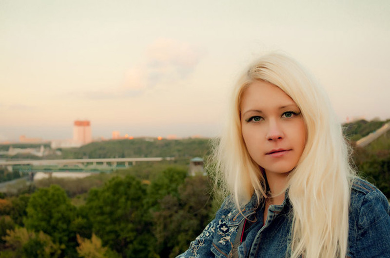 Молодая блондинка сидит, раздвинув ноги на белой кровати 1 фото Молодая блондинка сидит, раздвинув ноги на белой кровати 1 фото