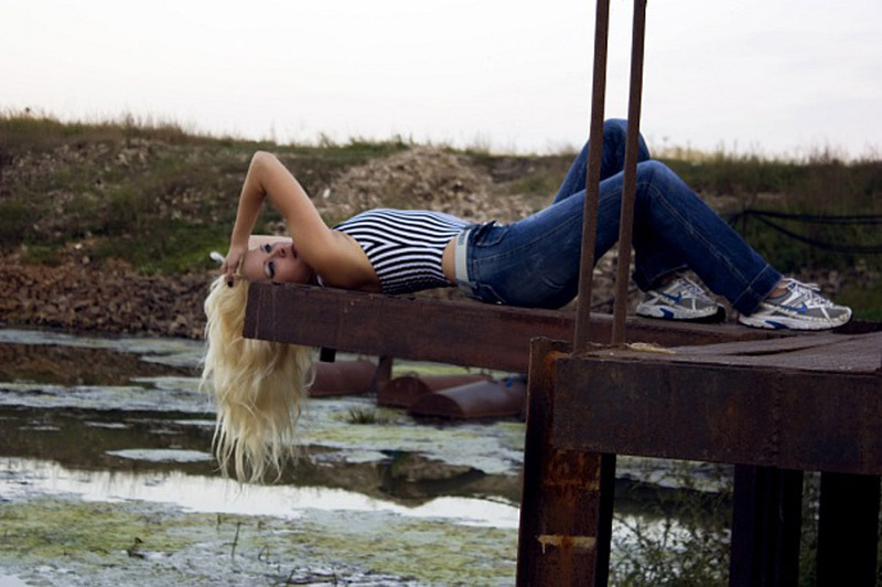 Молодая блондинка сидит, раздвинув ноги на белой кровати 5 фото Молодая блондинка сидит, раздвинув ноги на белой кровати 5 фото