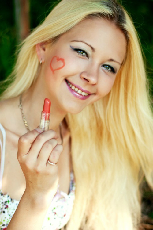 Молодая блондинка сидит, раздвинув ноги на белой кровати 9 фото Молодая блондинка сидит, раздвинув ноги на белой кровати 9 фото