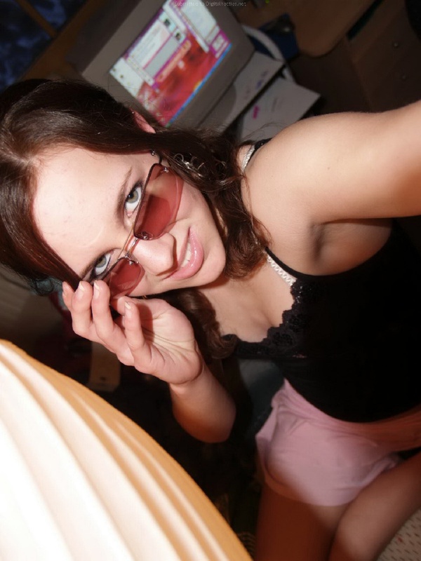 Худенькая девица танцует топлес в своей комнате 13 фото Худенькая девица танцует топлес в своей комнате 13 фото