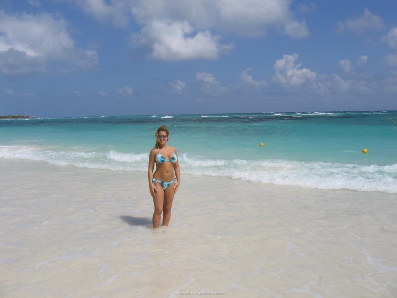 Сисястая туристка позирует на море 4 фото Сисястая туристка позирует на море 4 фото