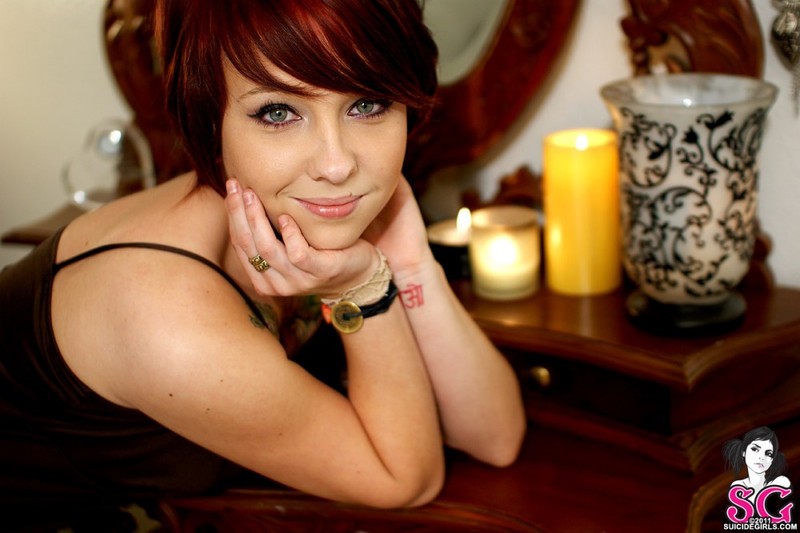 Рыжеволосая бестия в очках показывает татуированное тело 2 фото Рыжеволосая бестия в очках показывает татуированное тело 2 фото