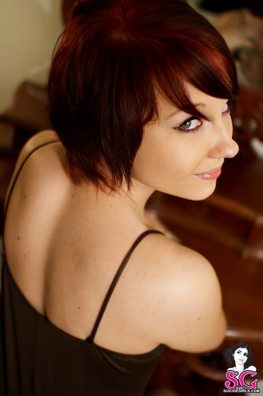 Рыжеволосая бестия в очках показывает татуированное тело 1 фото Рыжеволосая бестия в очках показывает татуированное тело 1 фото