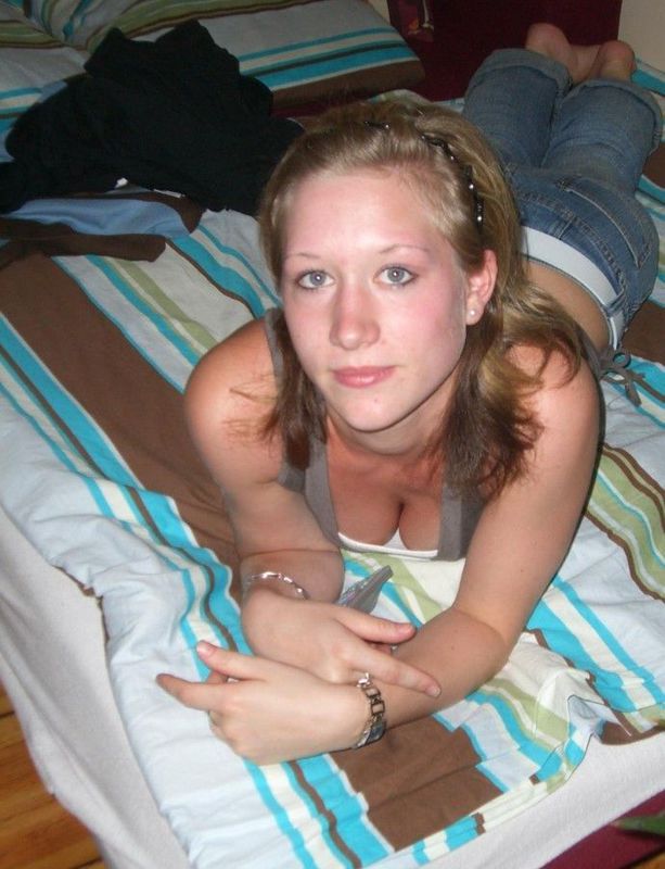 Домашние снимки сероглазой блондинки с широкими бедрами 8 фото Домашние снимки сероглазой блондинки с широкими бедрами 8 фото