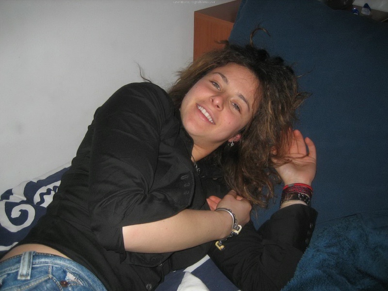 Подруга разогревает свою волосатую киску 1 фото Подруга разогревает свою волосатую киску 1 фото