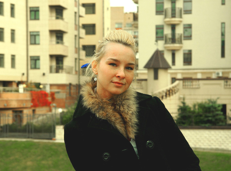 Татуированная блондинка в джинсах и с голой грудью стоит у стены 1 фото Татуированная блондинка в джинсах и с голой грудью стоит у стены 1 фото