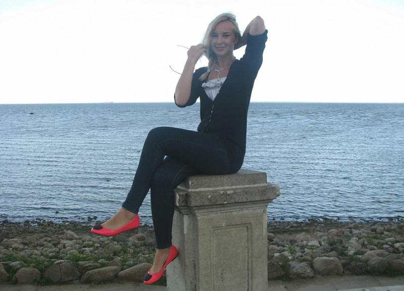 Татуированная блондинка в джинсах и с голой грудью стоит у стены 5 фото Татуированная блондинка в джинсах и с голой грудью стоит у стены 5 фото