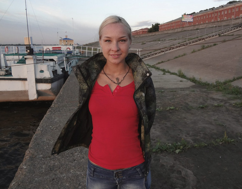 Татуированная блондинка в джинсах и с голой грудью стоит у стены 3 фото Татуированная блондинка в джинсах и с голой грудью стоит у стены 3 фото