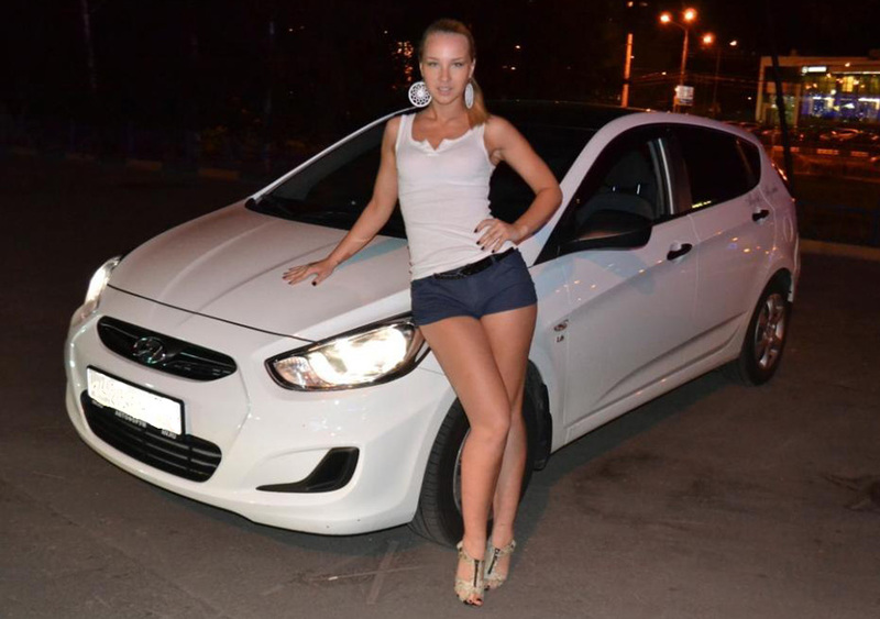 Татуированная блондинка в джинсах и с голой грудью стоит у стены 7 фото Татуированная блондинка в джинсах и с голой грудью стоит у стены 7 фото