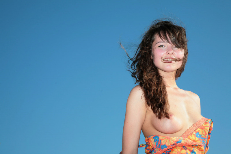 Русская телка сняла цветастое платье на реке 1 фото Русская телка сняла цветастое платье на реке 1 фото