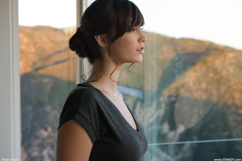 Брюнетка раздевается у окна и раздвигает длинные ноги на тумбе 22 фото Брюнетка раздевается у окна и раздвигает длинные ноги на тумбе 22 фото