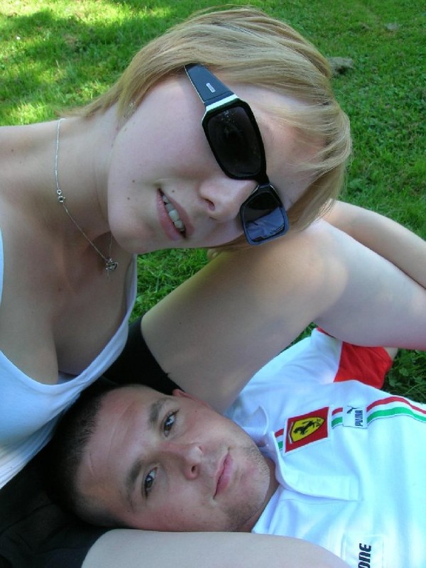 Общение парнишки с новой подружкой на травке 4 фото Общение парнишки с новой подружкой на травке 4 фото