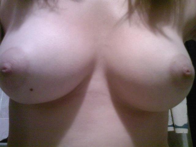 Милашка хвастается своими упругими формами 20 фото Милашка хвастается своими упругими формами 20 фото