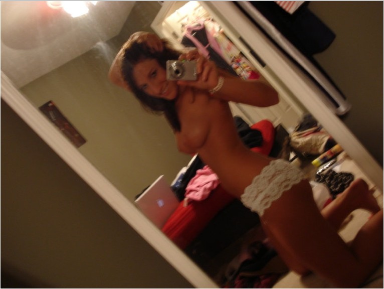 Молодые девки фотографируют себя перед зеркалом 15 фото Молодые девки фотографируют себя перед зеркалом 15 фото