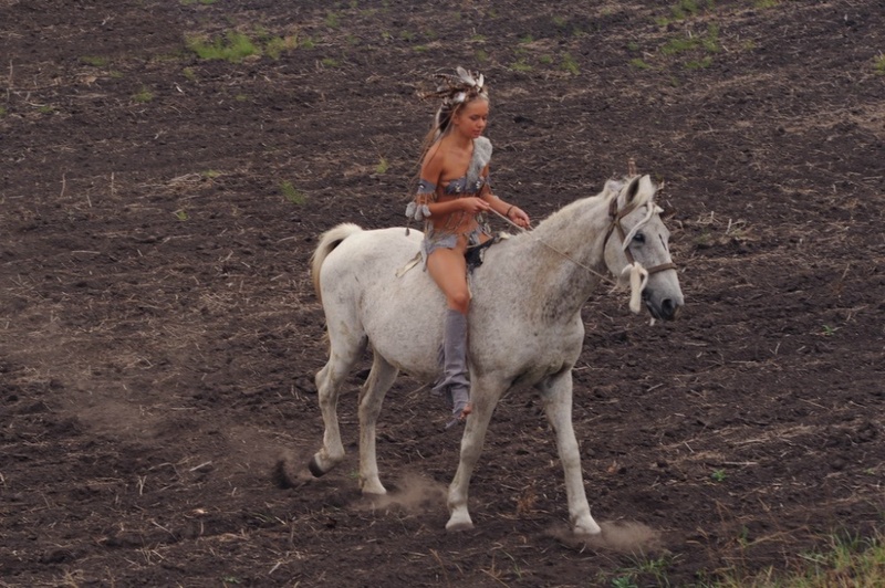 Эротическое соло наездницы в поле со скакуном 2 фото Эротическое соло наездницы в поле со скакуном 2 фото