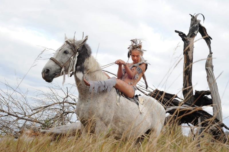 Эротическое соло наездницы в поле со скакуном 13 фото Эротическое соло наездницы в поле со скакуном 13 фото