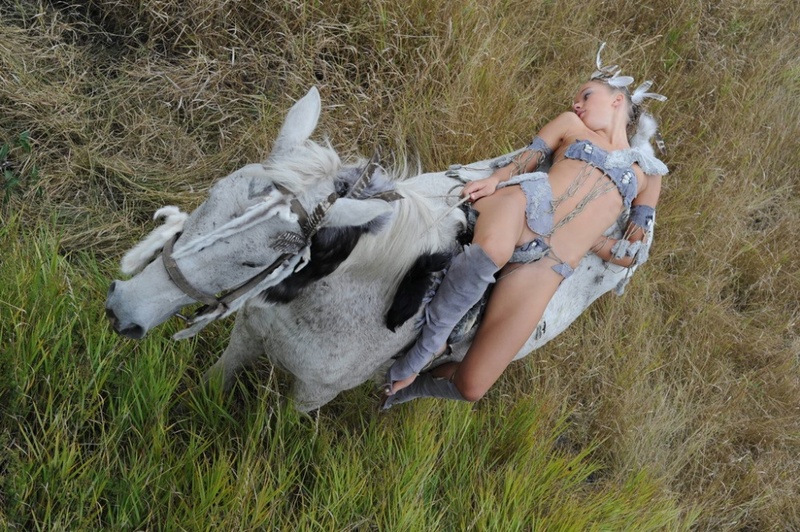 Эротическое соло наездницы в поле со скакуном 4 фото Эротическое соло наездницы в поле со скакуном 4 фото