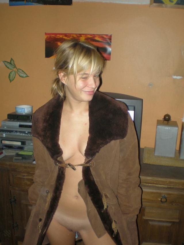 Блондинку фотографируют в разных местах голой 10 фото Блондинку фотографируют в разных местах голой 10 фото