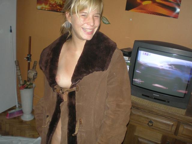 Блондинку фотографируют в разных местах голой 8 фото Блондинку фотографируют в разных местах голой 8 фото