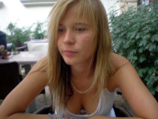 Блондинку фотографируют в разных местах голой 3 фото Блондинку фотографируют в разных местах голой 3 фото