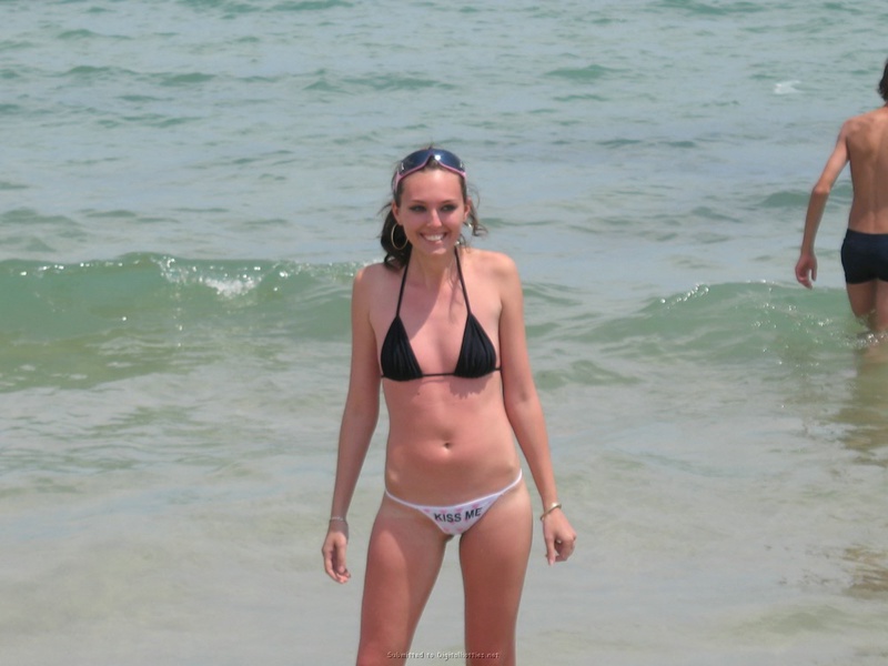 Длинноногая брюнетка прилюдно разделась на пляже для парня 1 фото Длинноногая брюнетка прилюдно разделась на пляже для парня 1 фото