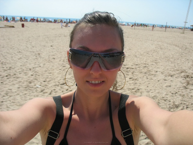 Длинноногая брюнетка прилюдно разделась на пляже для парня 2 фото Длинноногая брюнетка прилюдно разделась на пляже для парня 2 фото