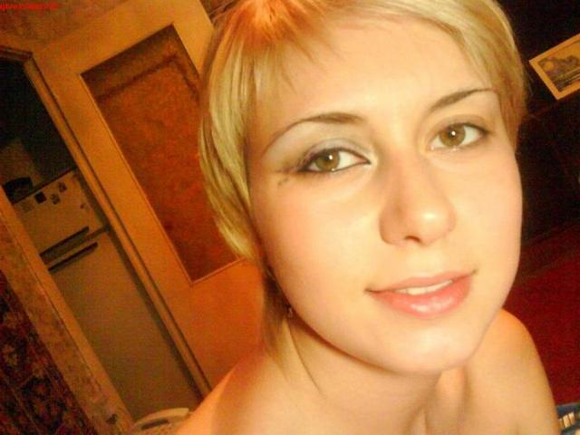 Одна дающая девушка любит позировать на камеру 9 фото Одна дающая девушка любит позировать на камеру 9 фото