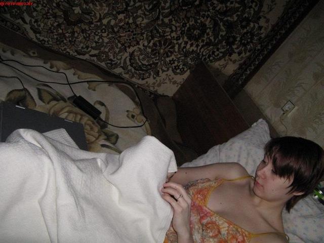 Одна дающая девушка любит позировать на камеру 15 фото Одна дающая девушка любит позировать на камеру 15 фото