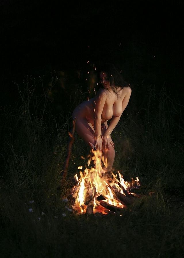 Мамка у костра позирует голой 8 фото Мамка у костра позирует голой 8 фото
