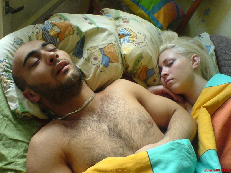 Позирует пока парень спит рядом 9 фото Позирует пока парень спит рядом 9 фото