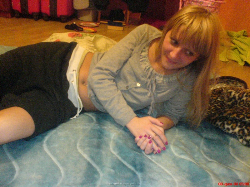 Позирует пока парень спит рядом 3 фото Позирует пока парень спит рядом 3 фото