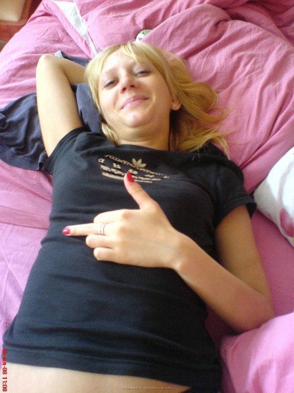 Позирует пока парень спит рядом 7 фото Позирует пока парень спит рядом 7 фото