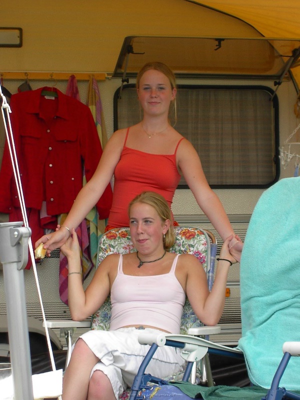 Игривые подруги в публичных местах 30 фото Игривые подруги в публичных местах 30 фото